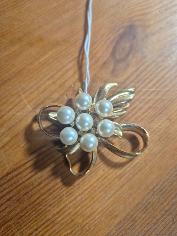 Pearl bow brooch