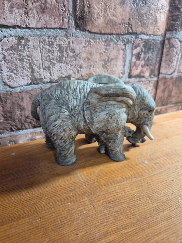 Mum&baby elephant figure