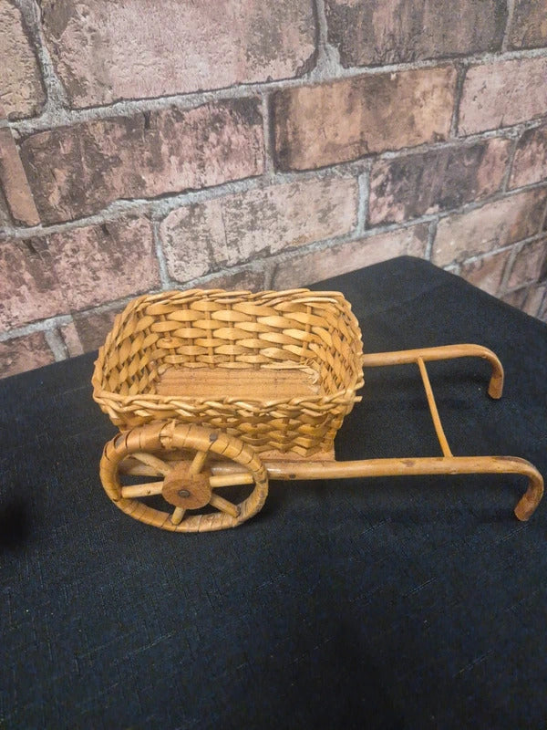 Vintage style wicker small planters