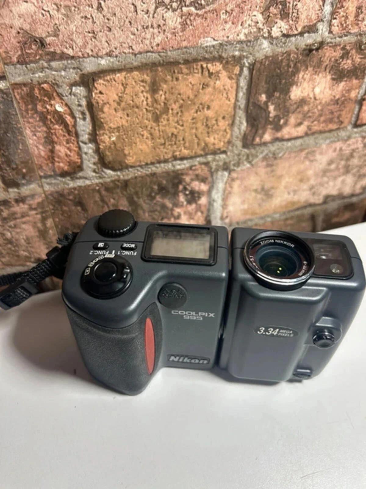 Nikon Coolpix 995 Camera