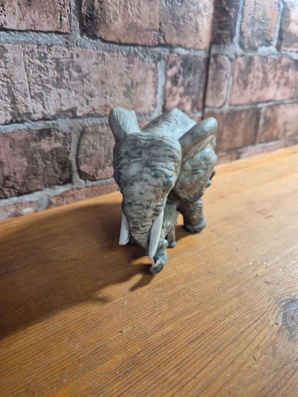 Mum&baby elephant figure