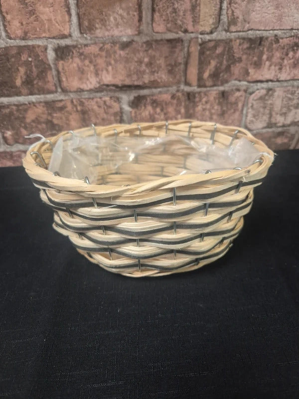 Lined wicker basket/planter