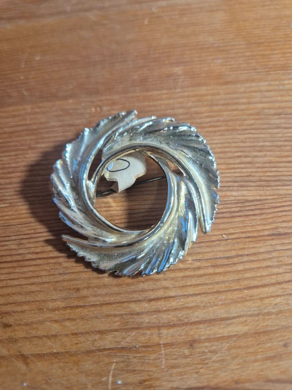 Circle brooch