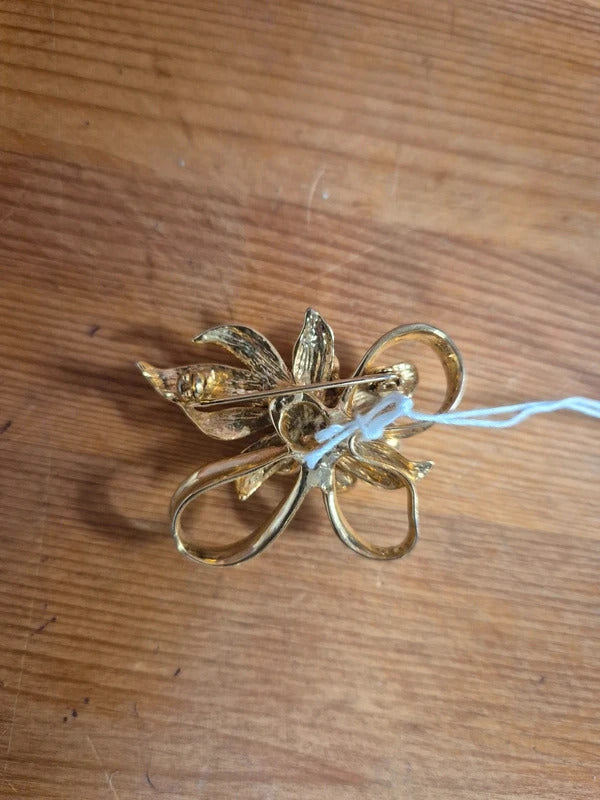 Pearl bow brooch