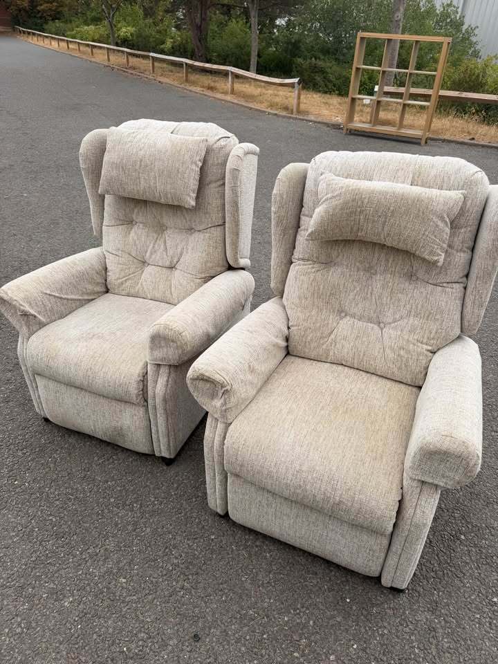 Oatmeal Rise and Recline Armchair