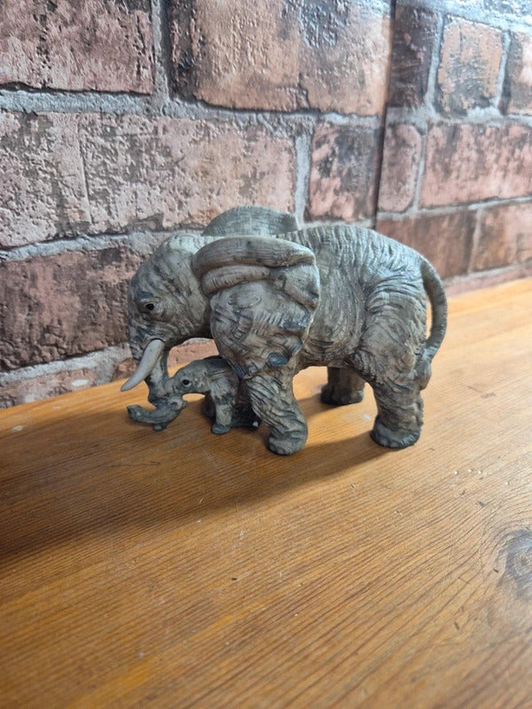 Mum&baby elephant figure