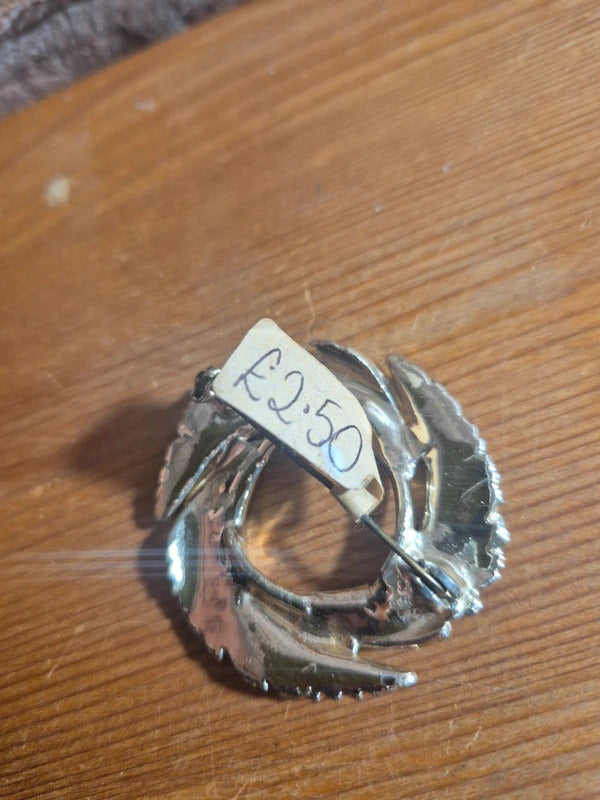 Circle brooch