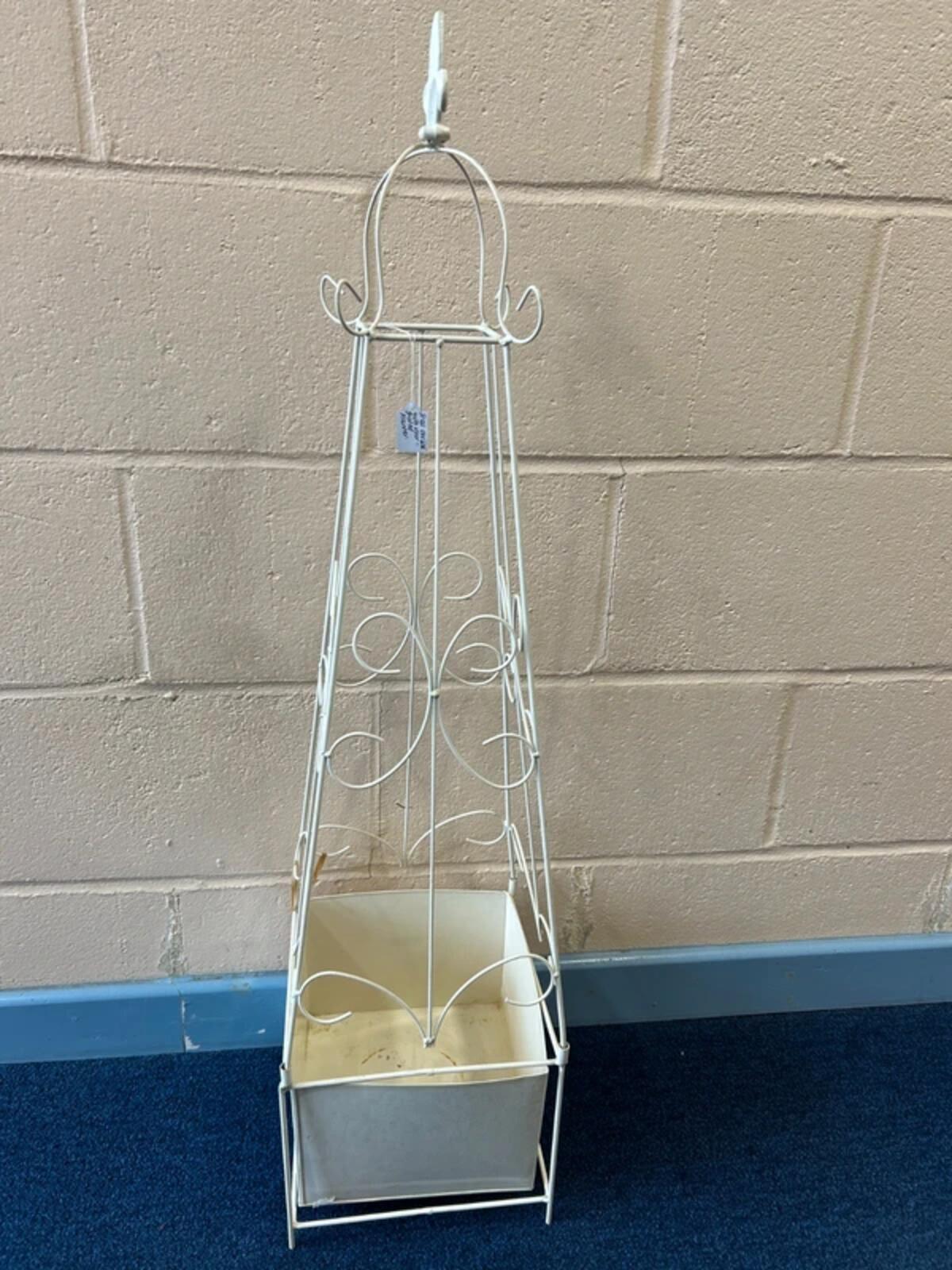 Steel Obelink With Intergrated Planter