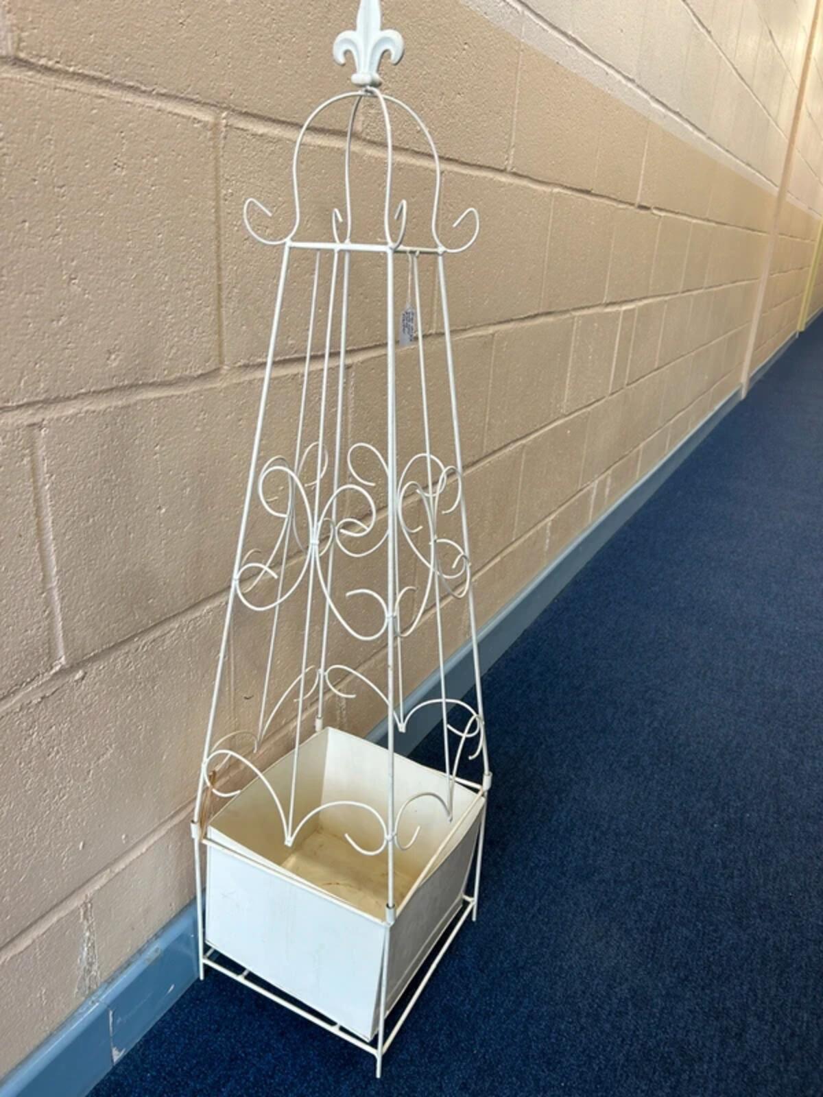 Steel Obelink With Intergrated Planter
