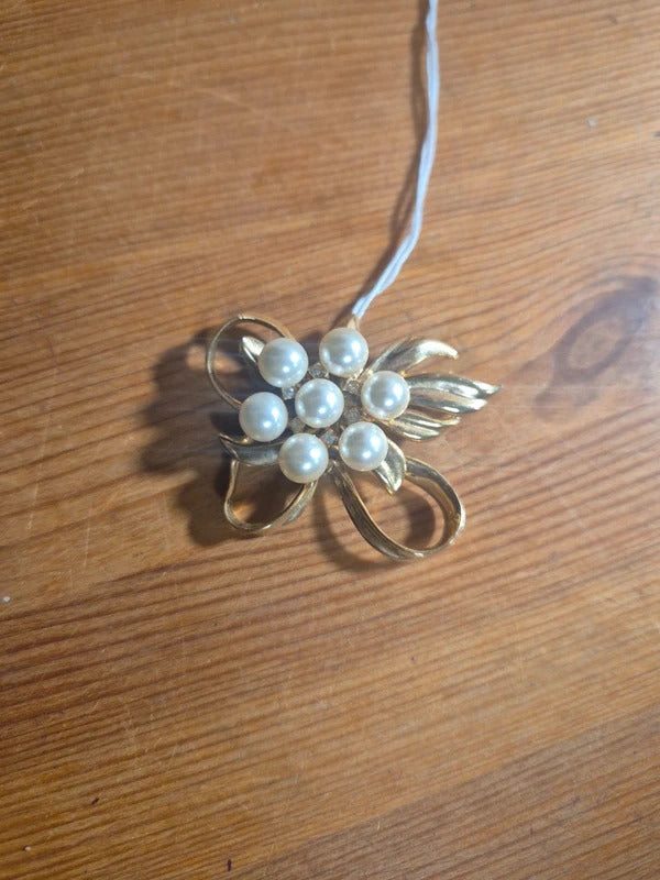 Pearl bow brooch