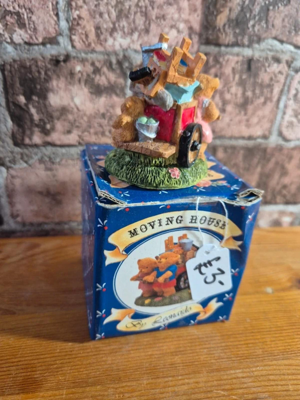 Leonardo 'moving home' bear ornament