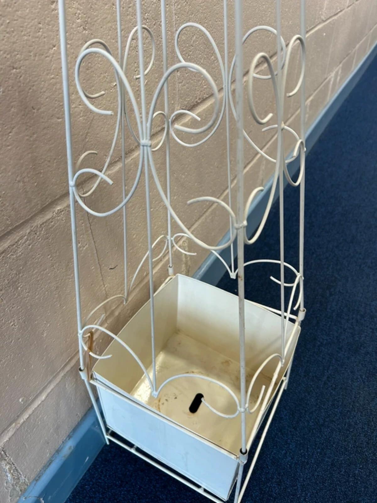 Steel Obelink With Intergrated Planter