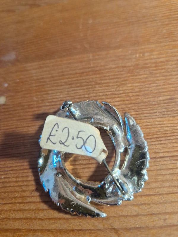 Circle brooch