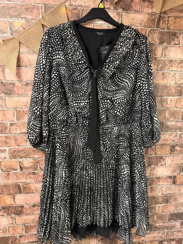 JD Williams Black and White Dress - Size 22