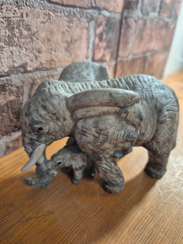 Mum&baby elephant figure