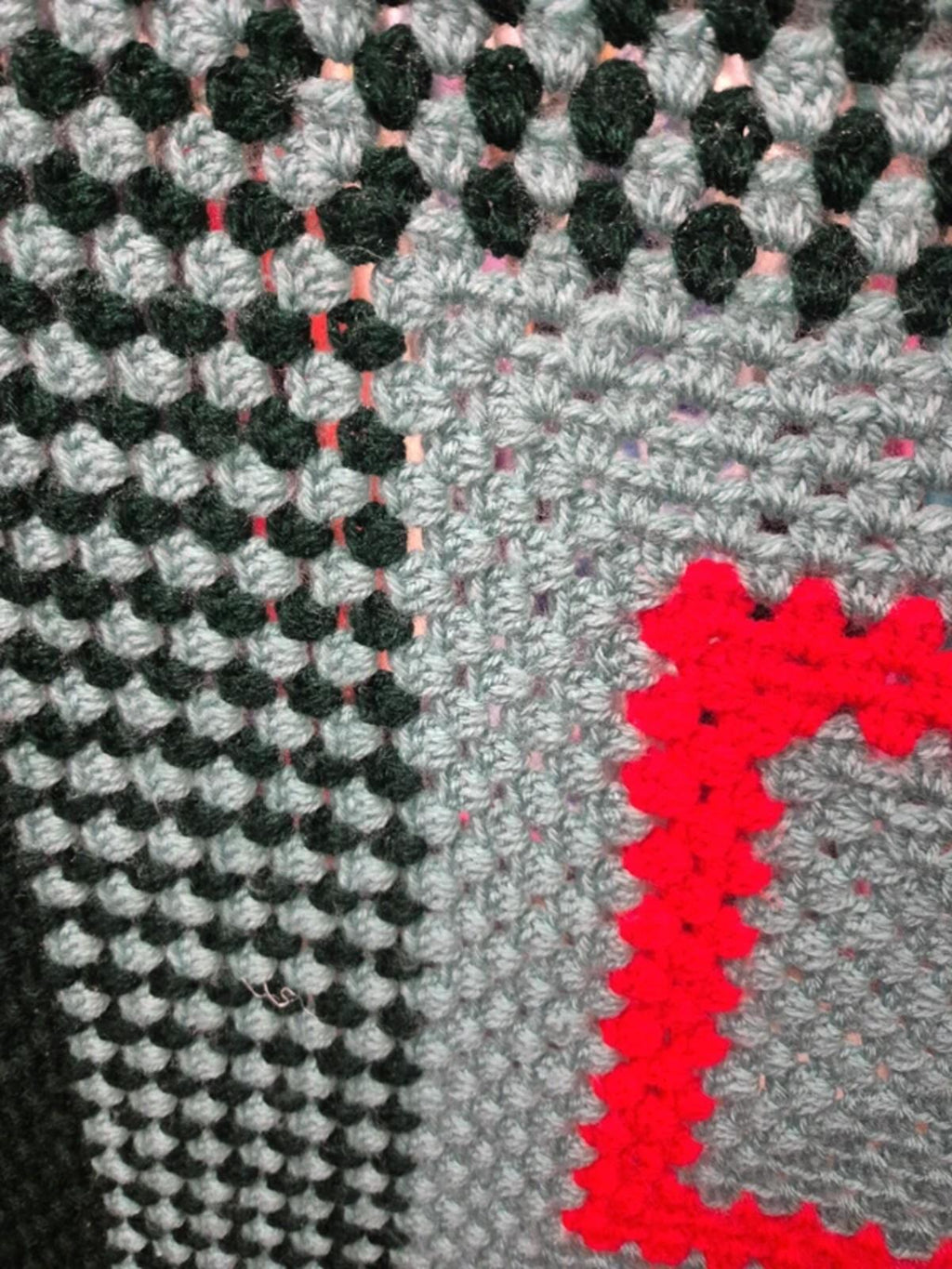 Crochet blanket red/green