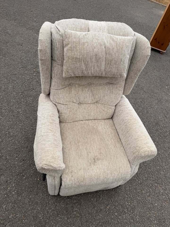 Oatmeal Rise and Recline Armchair