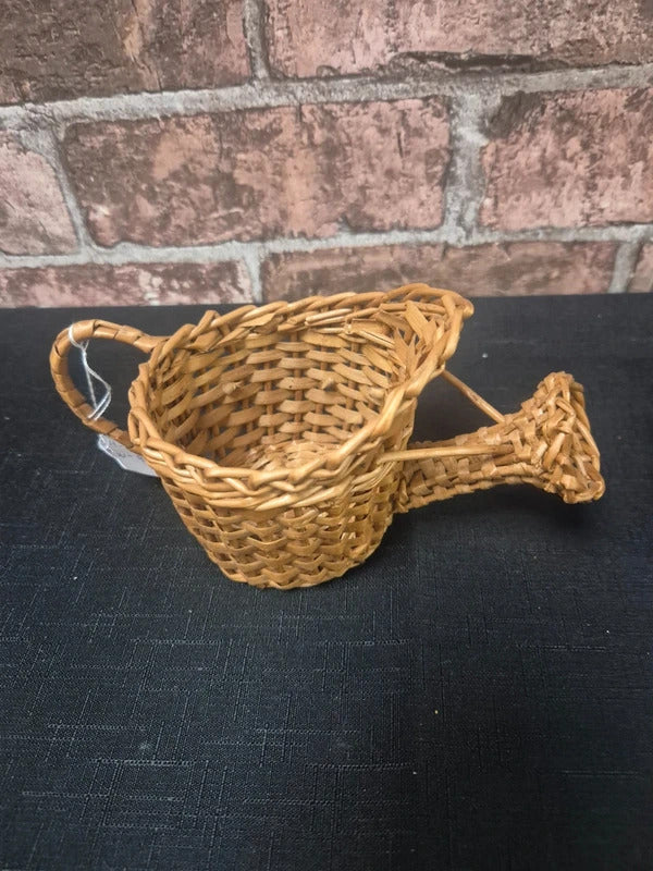 Vintage style wicker small planters