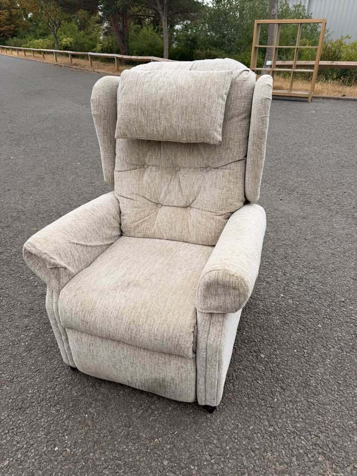 Oatmeal Rise and Recline Armchair