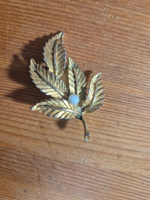 Gold tone leaf brooch