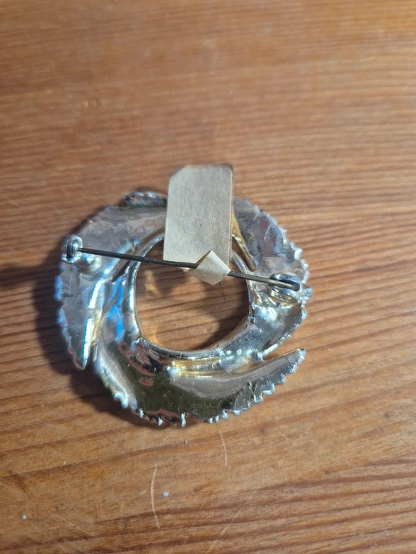 Circle brooch