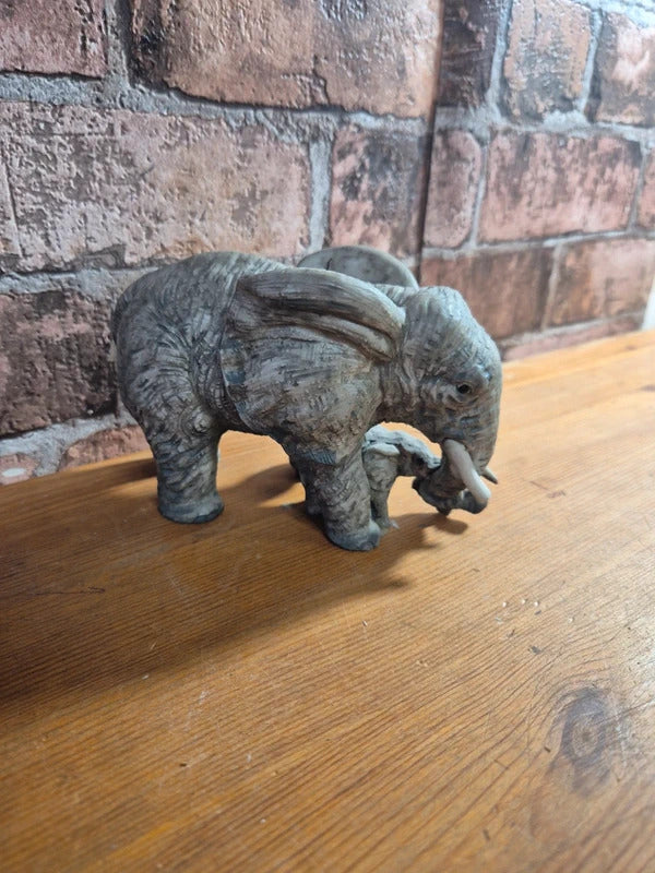 Mum&baby elephant figure