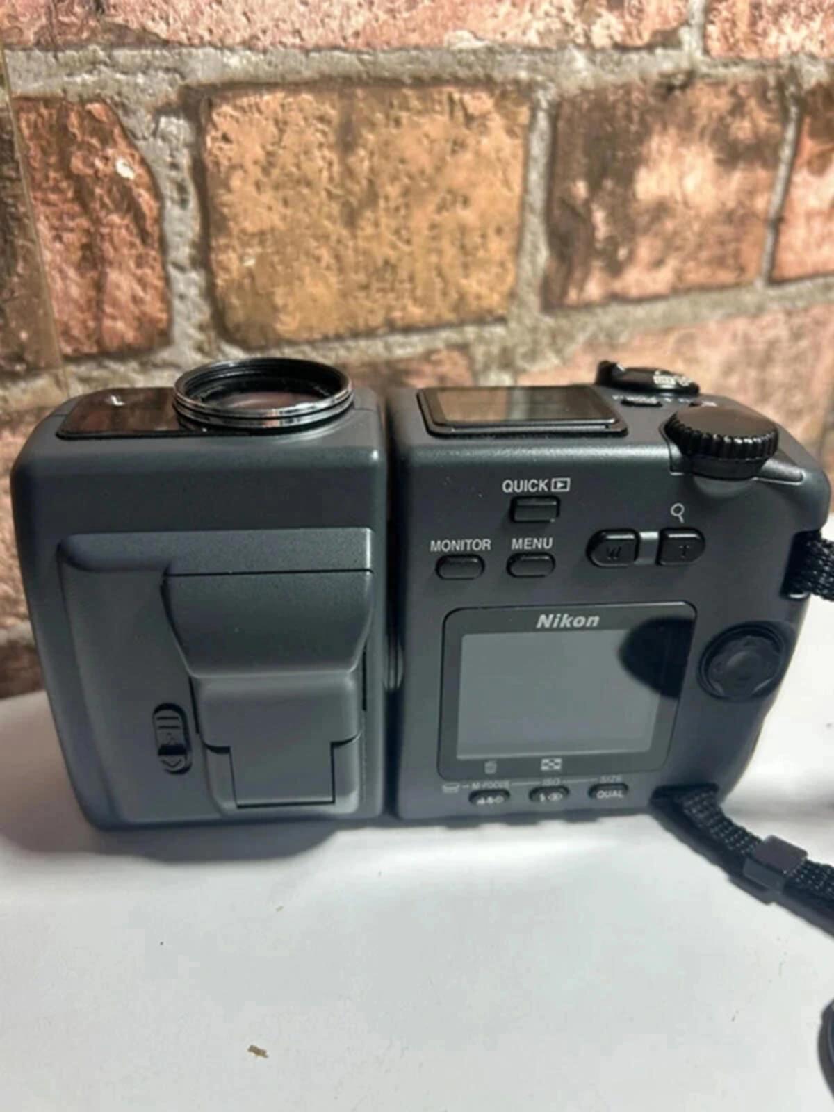 Nikon Coolpix 995 Camera