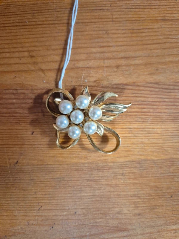 Pearl bow brooch