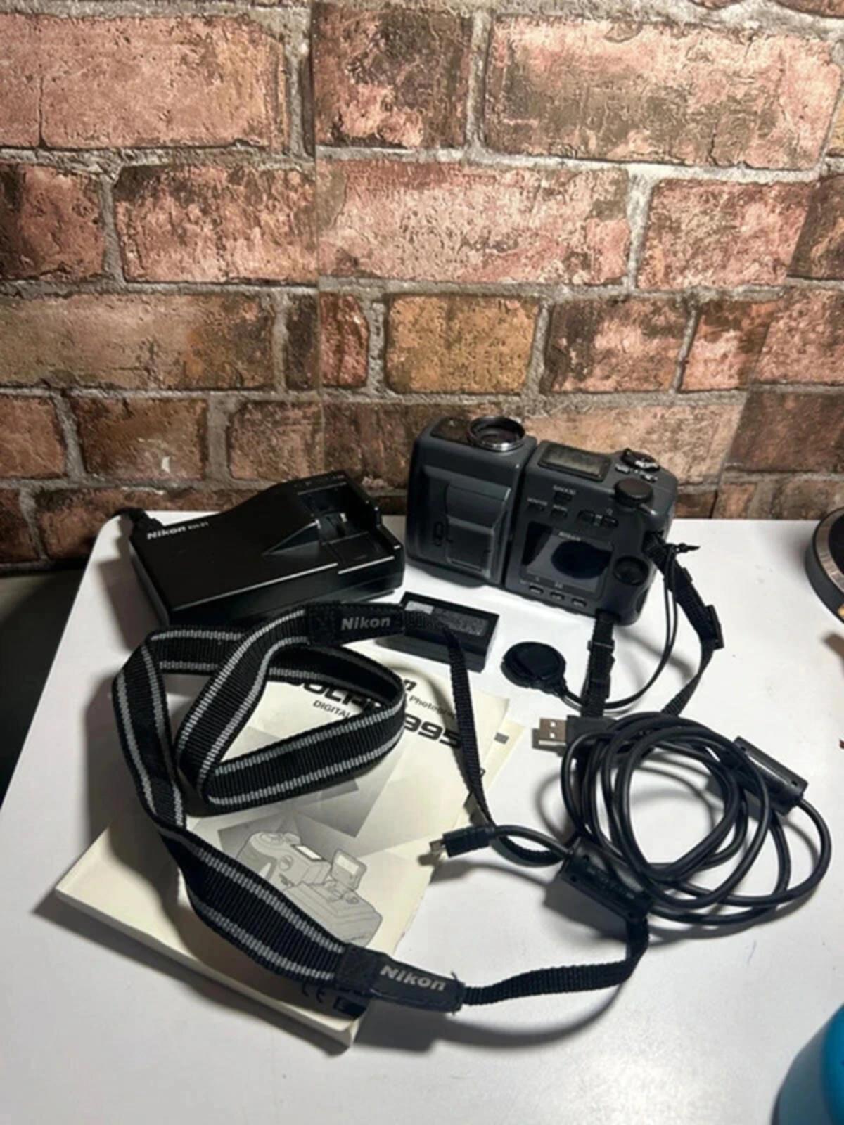 Nikon Coolpix 995 Camera