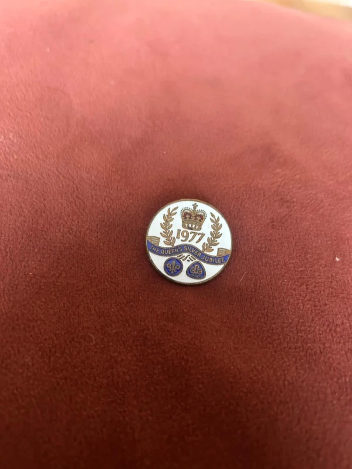 Queens Silver Jubilee Vintage Pin Brooch