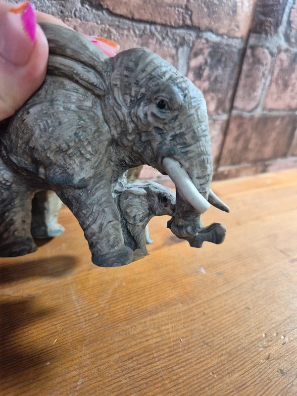 Mum&baby elephant figure