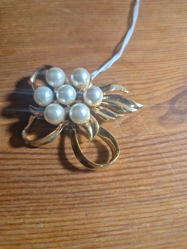Pearl bow brooch