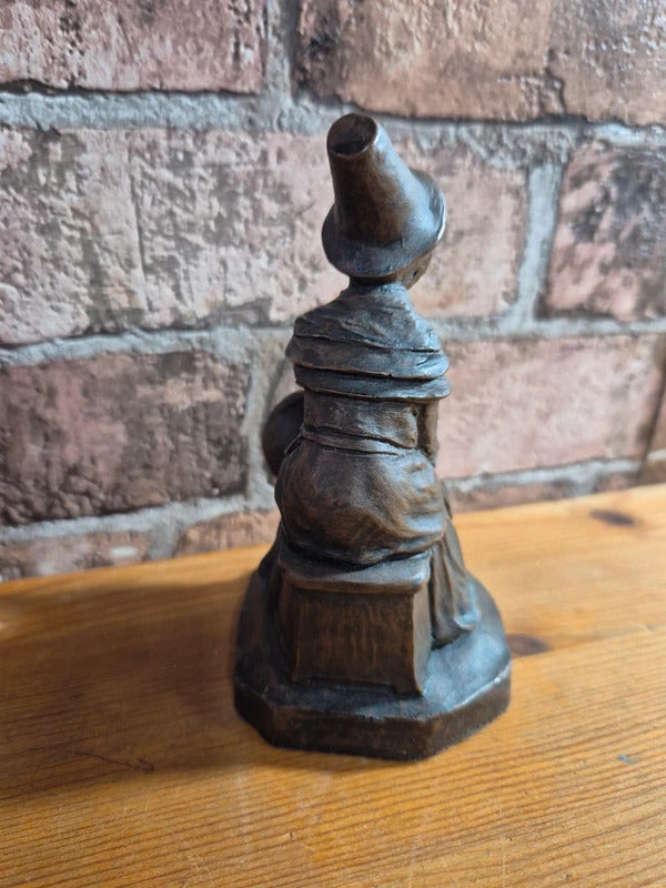 Sewing lady coal figure