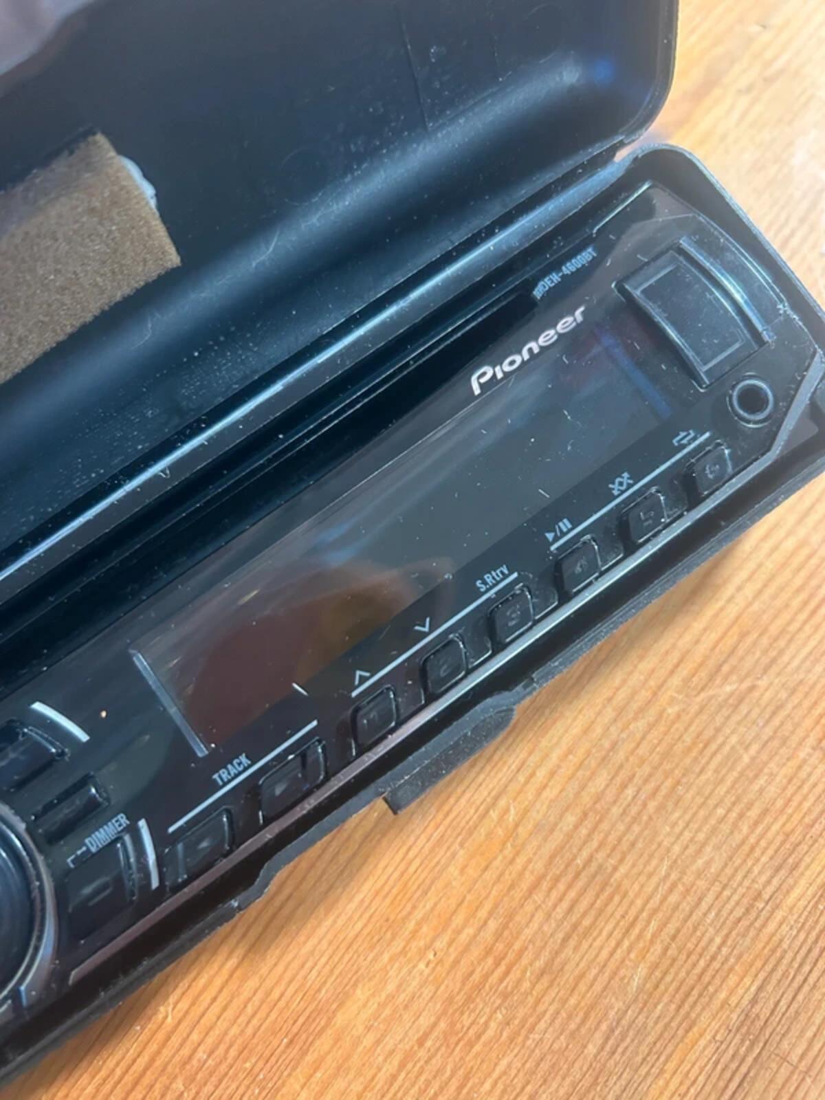 Pioneer DEH 4600BT Radio
