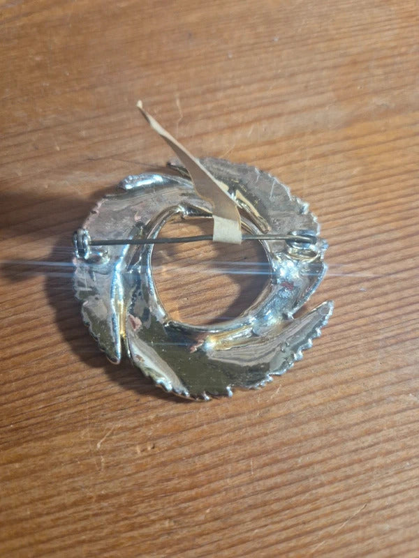 Circle brooch