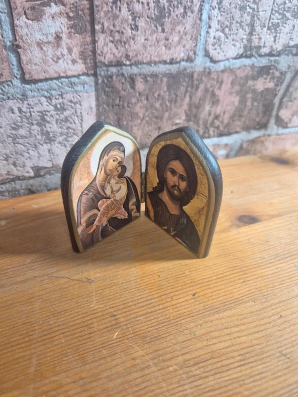 Foldable religious icon decor