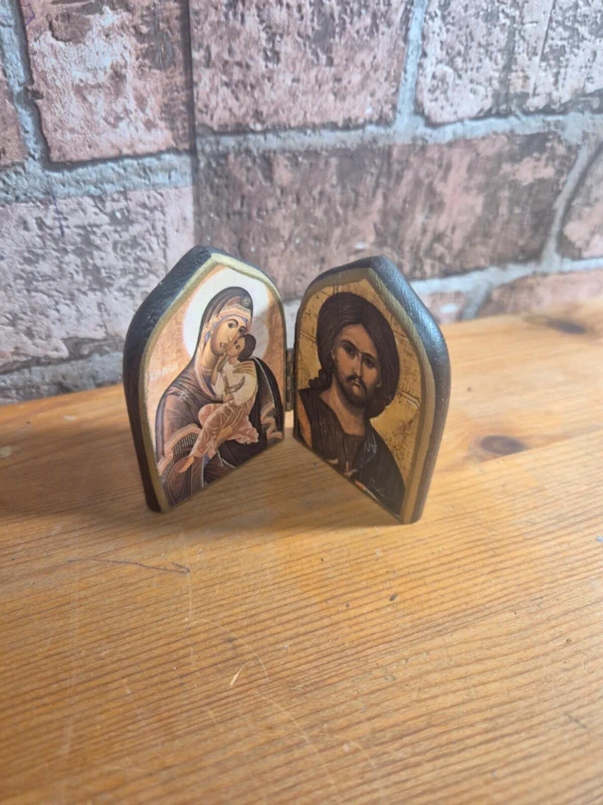 Foldable religious icon decor