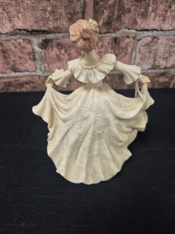 Leonardo Collection lady statue