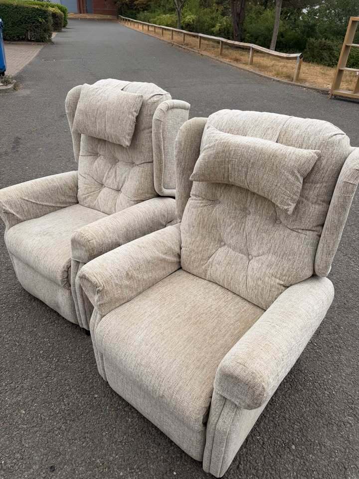 Oatmeal Rise and Recline Armchair