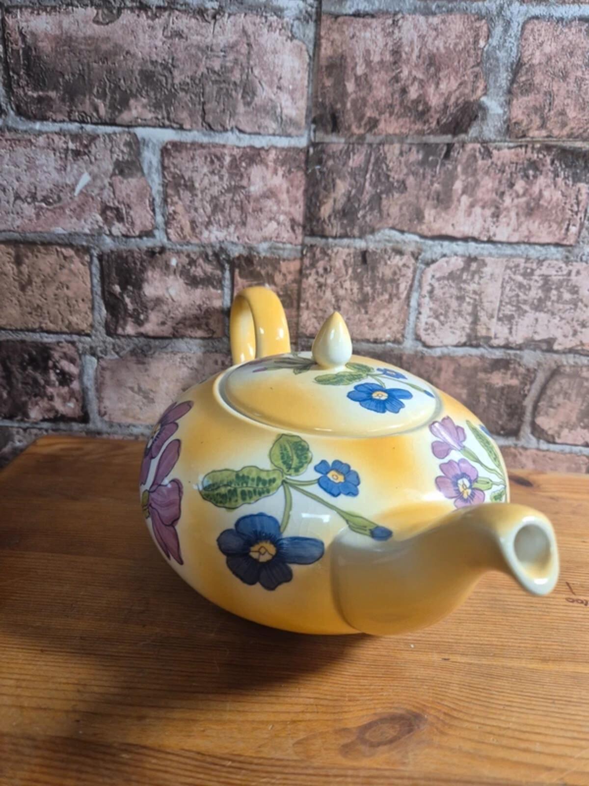 Poole Pottery 'Primula' teapot