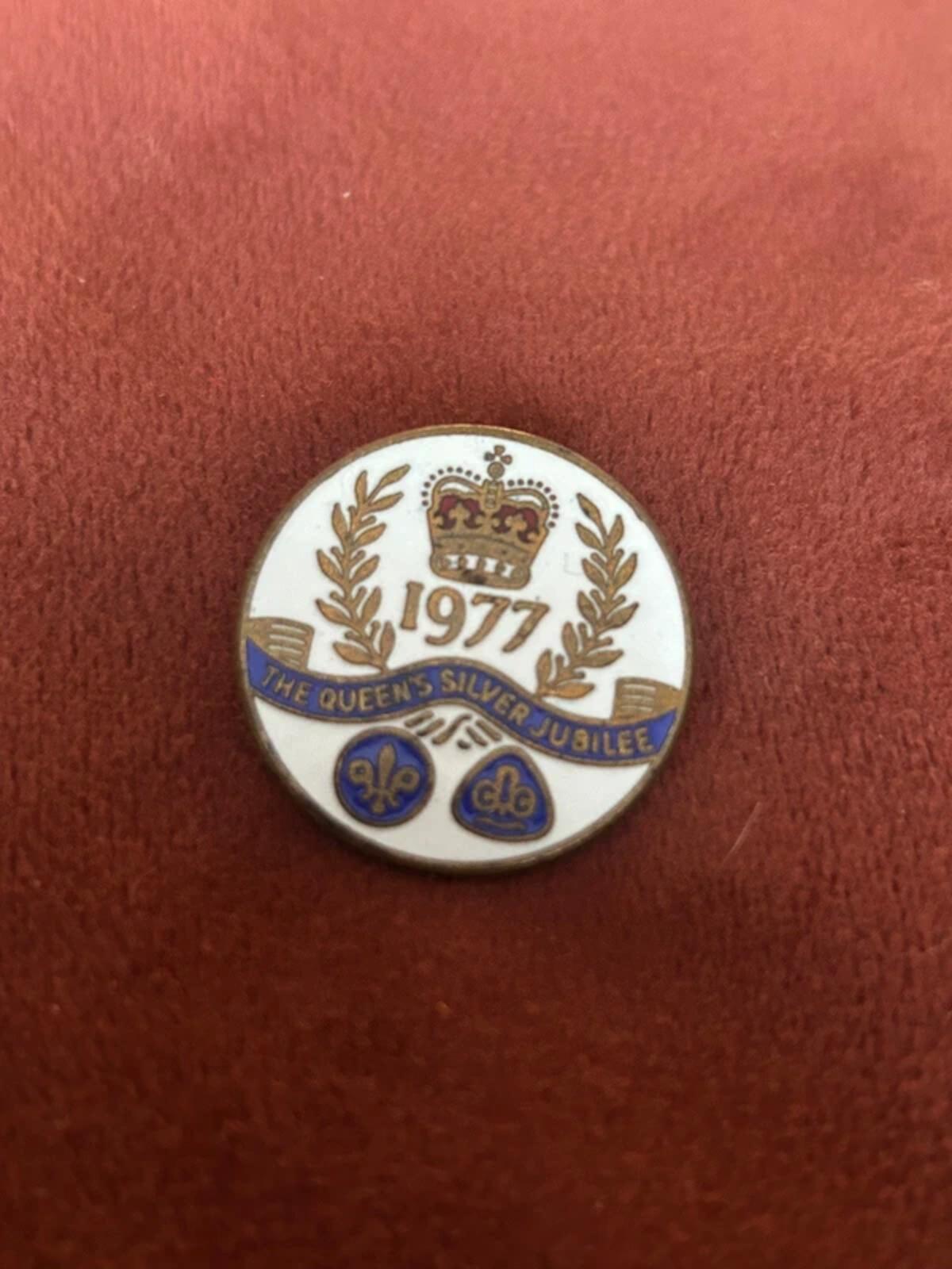 Queens Silver Jubilee Vintage Pin Brooch