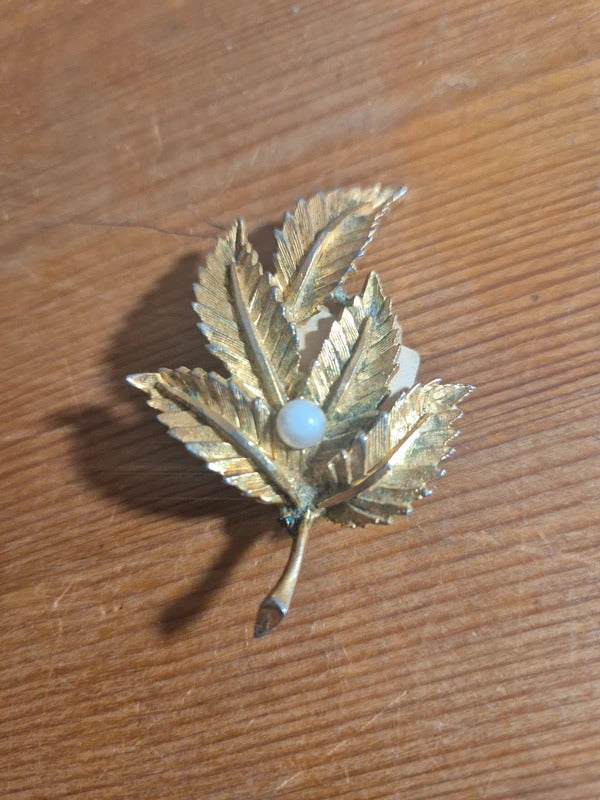 Gold tone leaf brooch