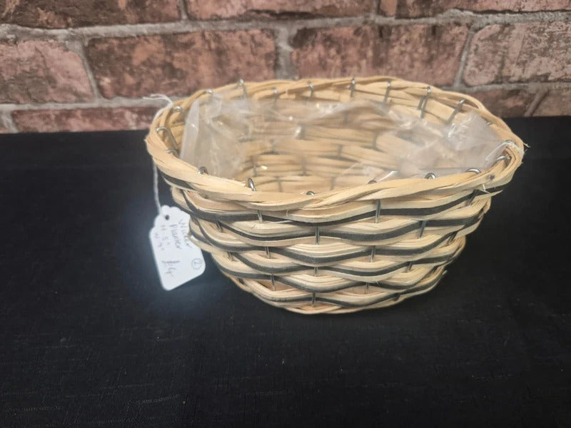 Lined wicker basket/planter