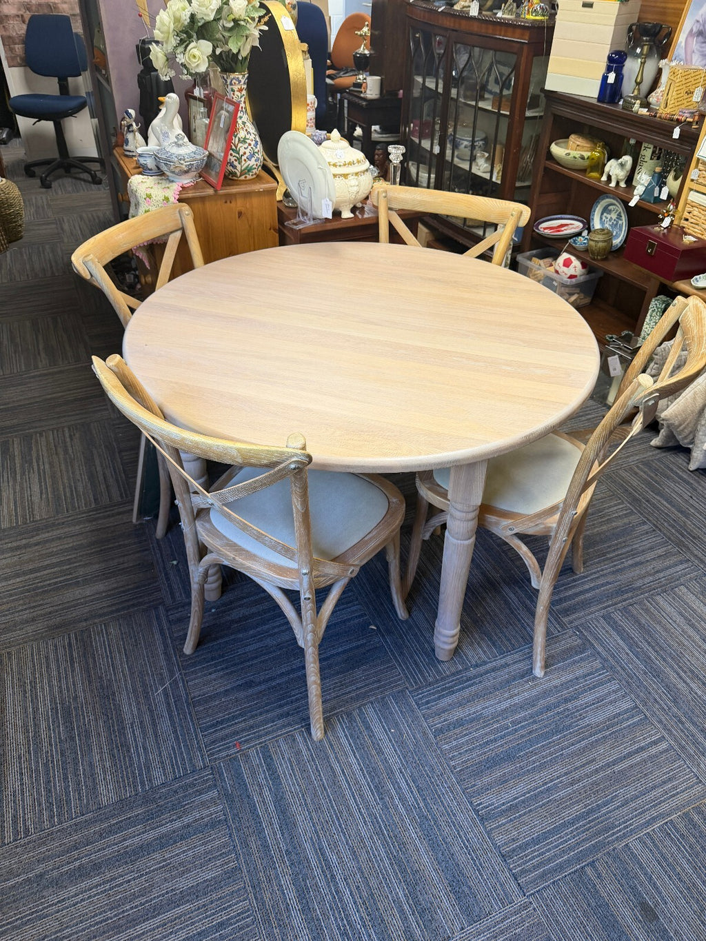 Neptune Sheldrake 4-6 Seater Extendable Oak Dining Table and Four Chairs