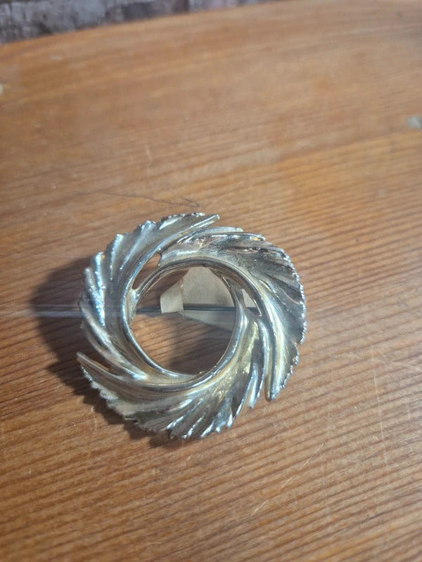 Circle brooch