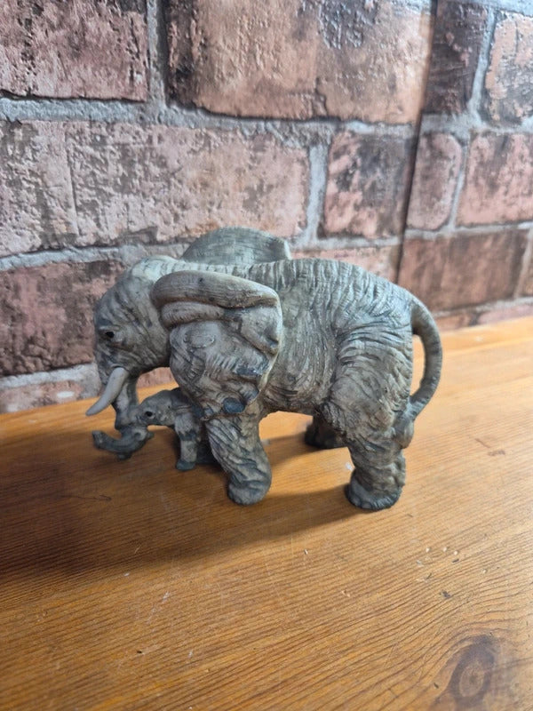 Mum&baby elephant figure