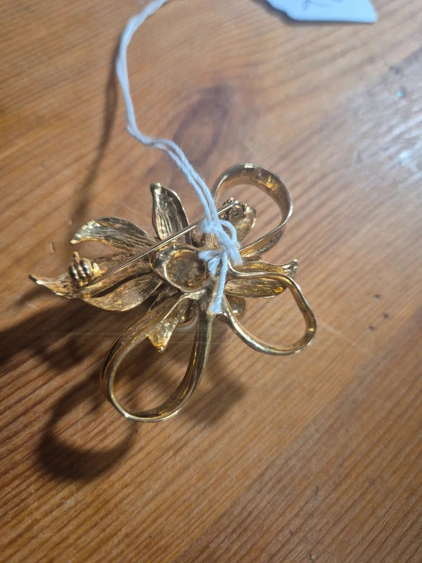 Pearl bow brooch