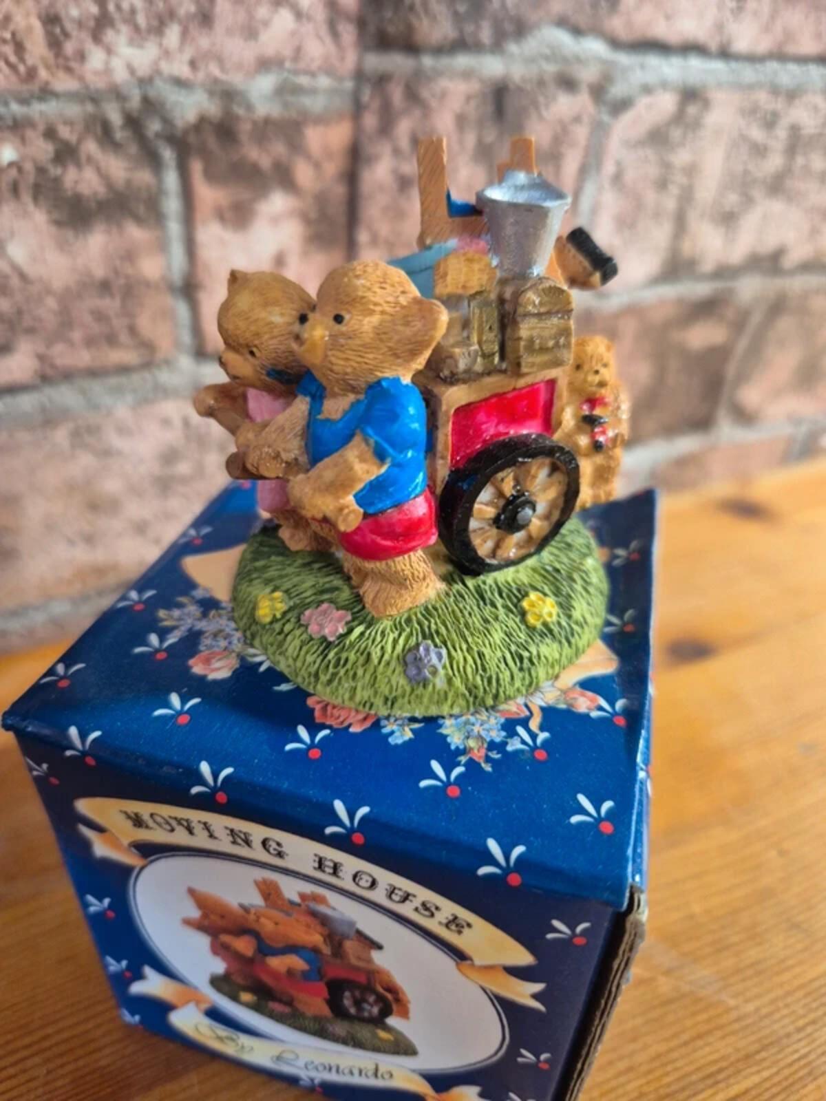 Leonardo 'moving home' bear ornament