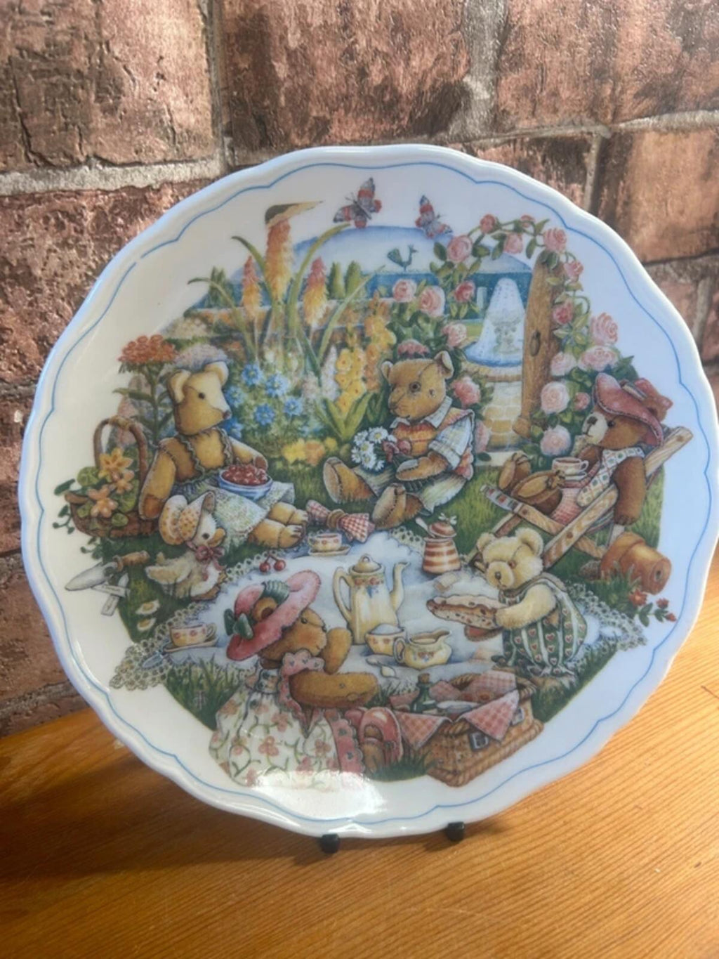 Royal Albert Teddy Bear Tales Ornamental Plate