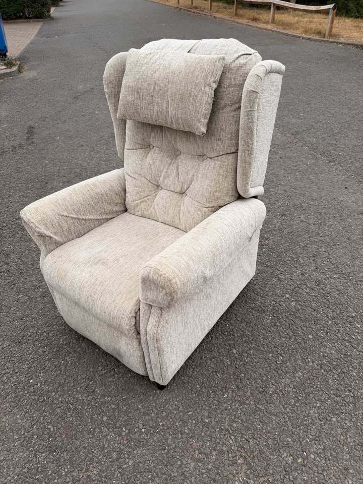Oatmeal Rise and Recline Armchair